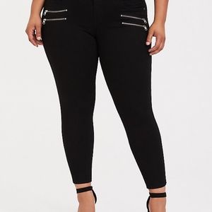 TORRID Premium Stretch Black Jegging Zipper Detail